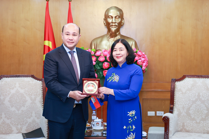 Bà Bùi Thị Minh Hoài - Ủy viên Bộ Chính trị, Bí thư Trung ương Đảng, Bí thư Đảng ủy MTTQ, các đoàn thể Trung ương, Chủ tịch Ủy ban Trung ương MTTQ Việt Nam tặng quà lưu niệm cho ông Hun Many, Phó Thủ tướng Chính phủ, Bộ trưởng Bộ Dịch vụ công, Chủ tịch Hội Liên hiệp thanh niên Campuchia (Ảnh: Quang Vinh).