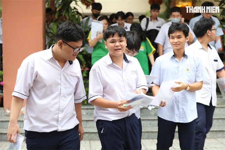 Bộ GD&ĐT dự kiến năm 2027 thí sinh xét tuyển bằng phương thức học bạ vào khối ngành sư phạm, sức khỏe, pháp luật đáp ứng ngưỡng đầu vào như thí sinh sử dụng phương thức xét điểm thi. Ảnh: Ngọc Dương/Thanh niên