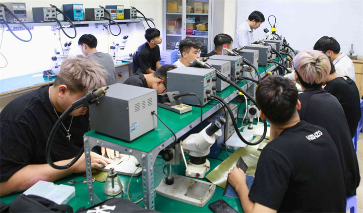 Học sinh được học kiến thức cốt lõi, tăng nội dung ứng dụng nghề nghiệp. Ảnh: MOET