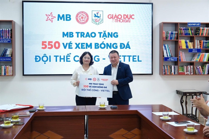 MB trao tặng vé xem bóng đá tại Trường THCS Giảng Võ. Nguồn ảnh MB