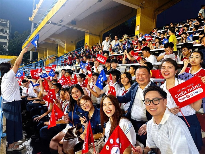 Ông Chu Hải Công, Giám đốc Quan hệ công chúng MB ở giữa ảnh cùng các em học sinh tại sân. Nguồn ảnh MB