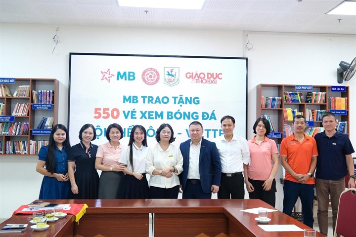 Đại diện MB cùng thầy cô giáo Trường THCS Giảng Võ chụp ảnh lưu niệm tại chương trình. Nguồn ảnh MB