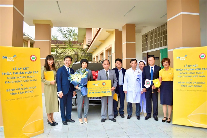 PVcomBank trao tặng Bệnh viện Đa khoa tỉnh Lâm Đồng một xe ô tô phục vụ công tác chung. Nguồn ảnh PVComBank