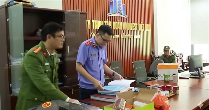 Cơ quan điều tra khám xét Công ty Anivest (Công ty Hiền Khiêm sau khi đổi tên). (Ảnh: Công an Bắc Ninh)