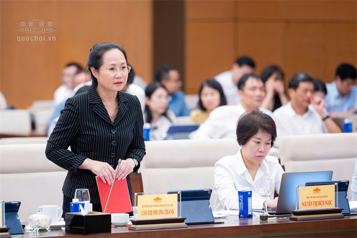 Bộ trưởng Bộ Văn hóa, Thể thao và Du lịch Lâm Thị Phương Thanh trình bày Tờ trình tóm tắt dự án Luật Phát triển công nghiệp văn hóa tại Phiên họp thứ 6, Ủy ban Thường vụ Quốc hội ngày 24/9. Ảnh: Quochoi.vn