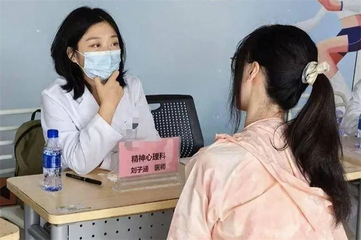 Trước đây, cô từng làm bác sĩ tâm thần tại một bệnh viện hàng đầu ở Chu Hải. Ảnh: Sohu