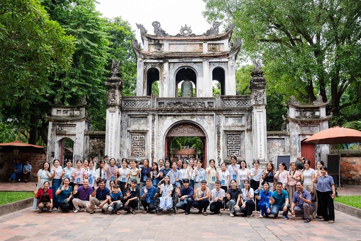 Học sinh nhận Học bổng Kiến tạo 2026 cùng giáo viên và học sinh cố vấn tham gia hoạt động trải nghiệm tại Hà Nội trước lễ trao học bổng. Nguồn ảnh Vinschool