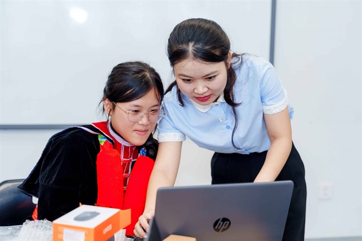 Học sinh nhận Học bổng Kiến tạo 2026 trao đổi cùng giáo viên cố vấn cá nhân. Nguồn ảnh Vinschool