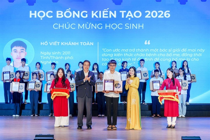 Học sinh nhận Học bổng Kiến tạo 2026 tại lễ trao học bổng vừa qua.  Nguồn ảnh Vinschool