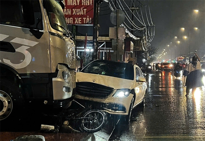 Ôtô tông loạt xe máy trên quãng đường 20 m sau đó đâm vào ôtô đổ trước cửa hàng. Ảnh: Mạnh Hà/VnExpress