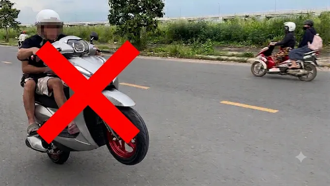 Hình ảnh nam thanh niên bốc đầu xe khi đang chạy tốc độ cao. Ảnh: Sài Gòn Giải phóng