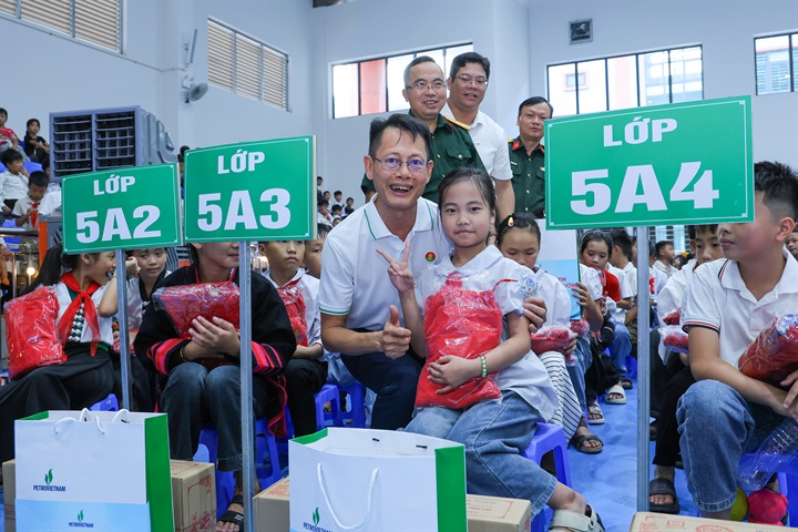Tặng quà cho các em học sinh
