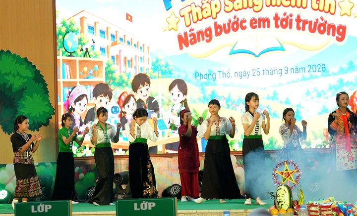 Tiết mục biểu diễn của các em học sinh