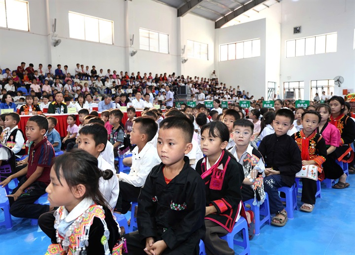 Chăm chú xem các tiết mục biểu diễn