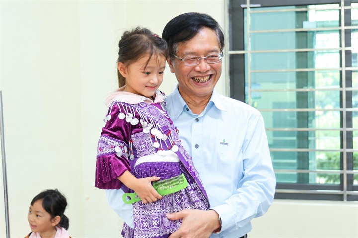 Lãnh đạo Petrovietnam với em học sinh lớp 1 tại khu nội trú của trường