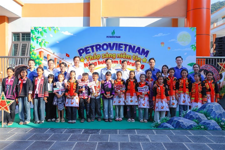 Các đại biểu chụp ảnh lưu niệm cùng các em học sinh tại gian trải nghiệm lễ hội Trung thu