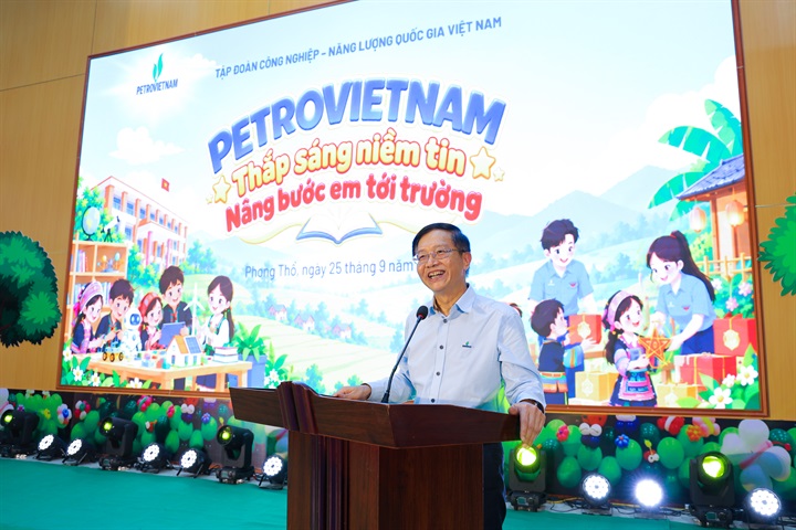 Đồng chí Trần Quang Dũng - Phó Bí thư Thường trực Đảng ủy Petrovietnam chia sẻ với thầy và trò trường Petrovietnam – Phong Thổ