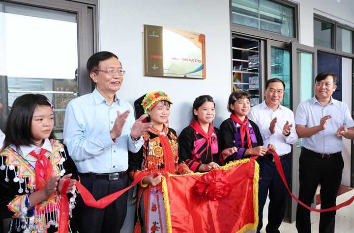 Các đại biểu cùng các em học sinh thực hiện nghi thức khánh thành phòng học STEM tại trường Petrovietnam – Phong Thổ