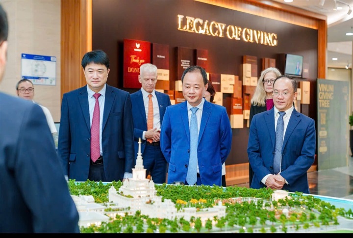 GS. TS. Trần Hồng Thái, Ủy viên Ban Chấp hành Trung ương Đảng, Phó Trưởng Ban Chính sách, Chiến lược Trung ương, Chủ tịch Viện Hàn lâm Khoa học và Công nghệ Việt Nam cùng lãnh đạo Viện Hàn lâm tham khảo mô hình đại học tinh hoa tại VinUni và hướng hợp tác tương lai. Nguồn ảnh Vingroup