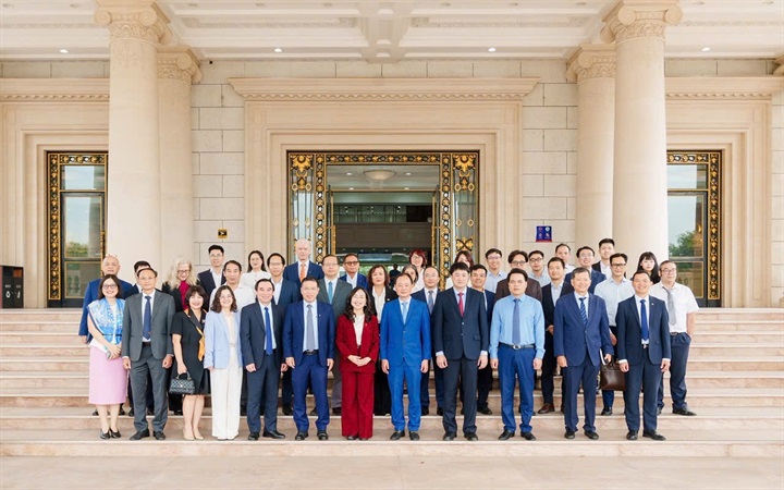 Các Lãnh đạo và đại diện Viện Hàn lâm, Vingroup cùng các đơn vị thành viên chụp ảnh lưu niệm, đánh dấu hợp tác chính thức tại khuôn viên Trường Đại học VinUni. Nguồn ảnh Vingroup