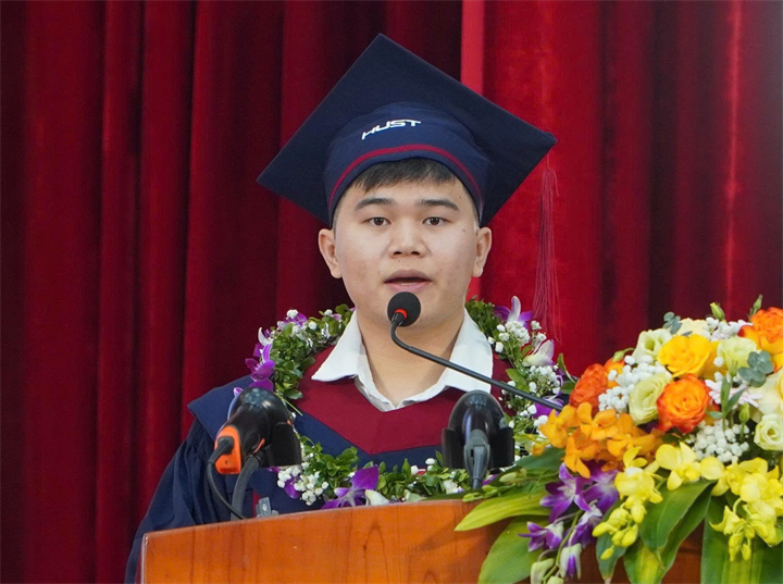Lê Cảnh Hải đại diện cho các tân cử nhân, kỹ sư phát biểu trong lễ tốt nghiệp. Ảnh: VietNamnet