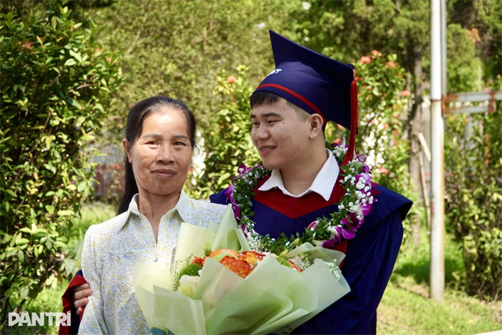 Cảnh Hải và mẹ trong lễ tốt nghiệp sáng 26/9. Ảnh: Dân trí