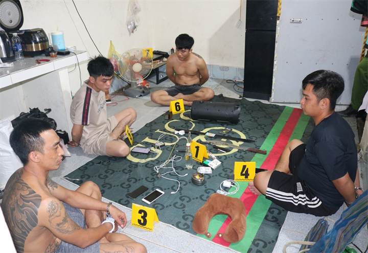 Các đối tượng cùng tang vật tại hiện trường. Ảnh: Công an tỉnh An Giang