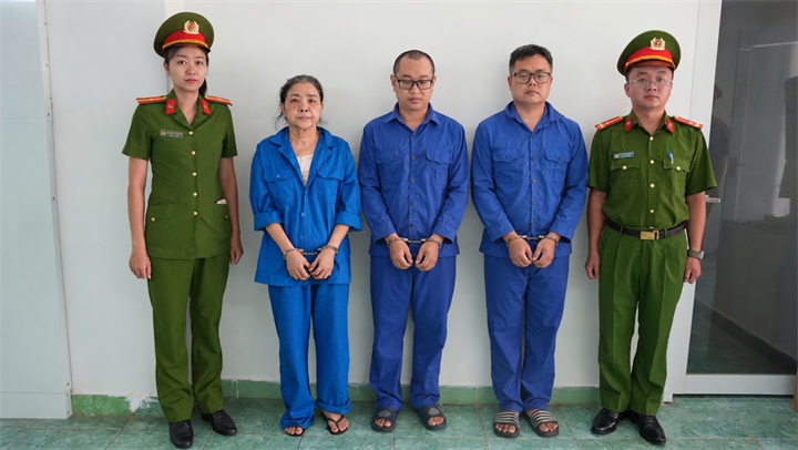 Phượng, Khôi, Tiến (từ trái qua) bị bắt tạm giam. Ảnh: Nguyễn Trang/Dân trí