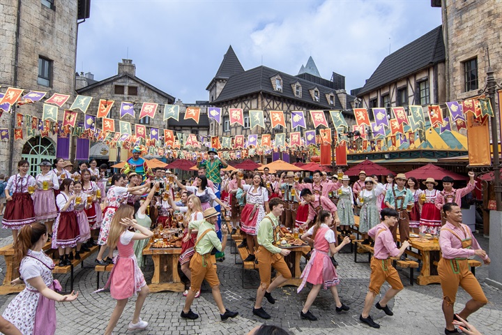 DIFF, Ba Na Hills, Cầu Vàng cùng nhiều sự kiện lễ hội khác của Đà Nẵng đã giúp thành phố Đà Nẵng thu hút du khách quanh năm. Nguồn ảnh Sun Group