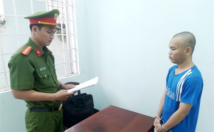 Cơ quan Cảnh sát điều tra Công an tỉnh An Giang tống đạt các quyết định và lệnh tạm giam đối với bị can Nguyễn Minh Nhân. Ảnh: Công an tỉnh An Giang