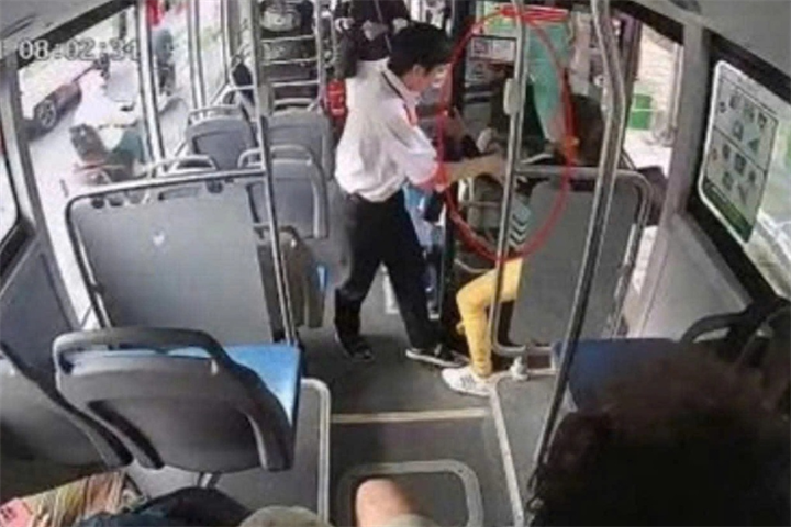 Camera ghi lại hành vi của nhân viên xe buýt trên tuyến 152. Ảnh: Trung tâm Quản lý giao thông công cộng/Dân trí