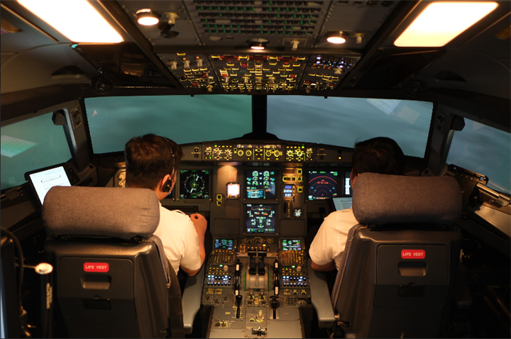 Hoạt động huấn luyện của Vietnam Airlines, hệ thống SIM đạt hàng chục nghìn giờ khai thác mỗi năm, phục vụ các chương trình định kỳ, chuyển loại và nâng cấp cho khoảng 2.500 lượt phi công.