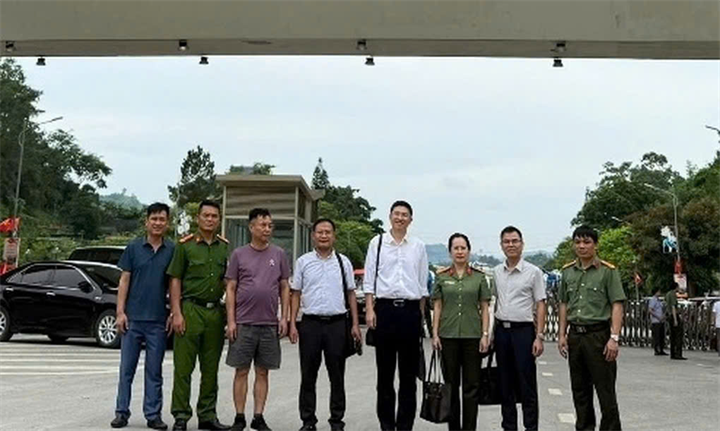 Công an tỉnh Phú Thọ phối hợp bàn giao đối tượng Weng RongShu (áo tím) cho Công an Trung Quốc