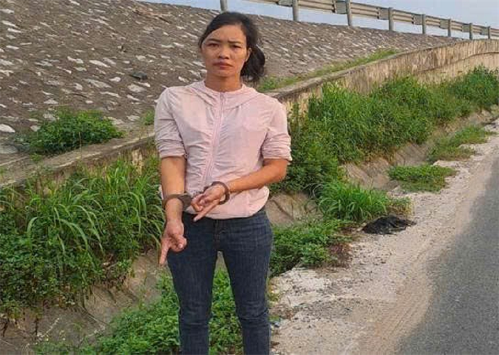 Đối tượng Vũ Thị Huệ tại hiện trường. Ảnh: Công an Hà Nội.