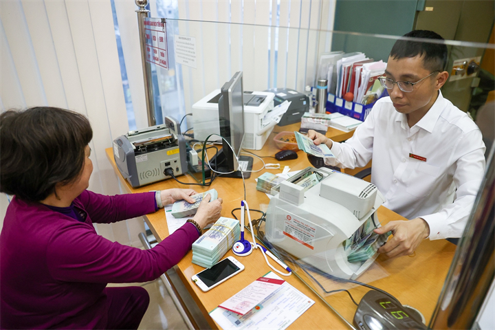 Người lao động cần đủ điều kiện về tuổi và thời gian đóng BHXH để hưởng lương hưu. Ảnh minh hoạ: Phạm Hải/VietNamNet
