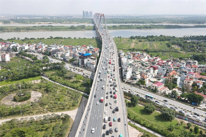 Cầu Nhật Tân hai hôm nay có nhiều thời điểm bị ùn ứ do các tài xế giữ khoảng cách và di chuyển chậm (Ảnh: CTV)./ Theo báo Dân trí