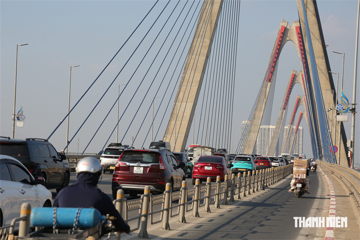 Chiều 27/9, các biển thông tin các mốc khoảng cách được lắp đặt trên cầu Nhật Tân đã không còn. ẢNH: VĂN CHUNG
