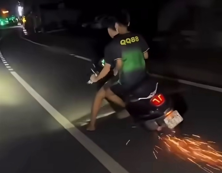 Hình ảnh 2 thanh thiếu niên ở Hải Phòng không đội mũ bảo hiểm điều khiển xe lạng lách đăng tải trên mạng xã hội. Ảnh: Cục CSGT