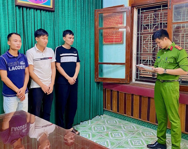 Cơ quan điều tra thi hành các Quyết định tố tụng. Ảnh: Công an tỉnh Hưng Yên