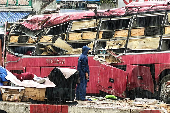 Ôtô biến dạng sau tai nạn. Ảnh: Ngọc Oanh