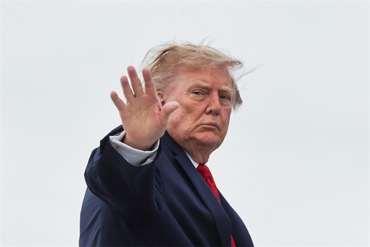Tổng thống Mỹ Donald Trump lên chuyên cơ để đến tiểu bang Tennessee ngày 26/9. Ảnh: Reuters