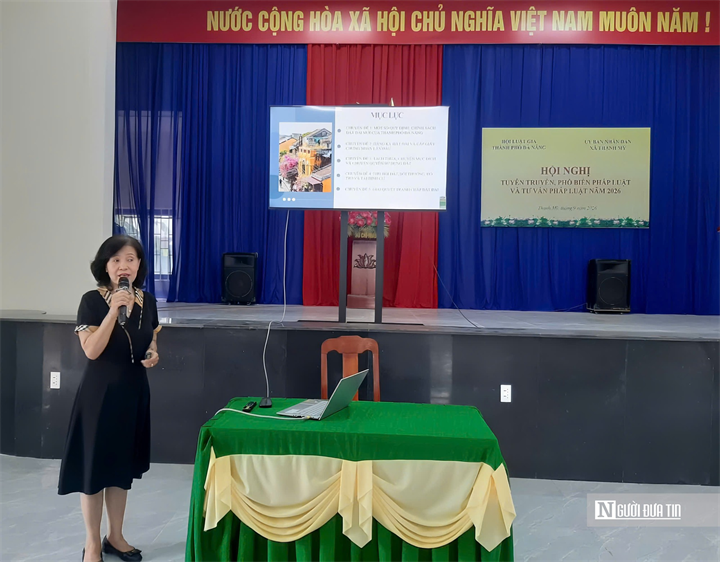 Bà Huỳnh Thị Liễu Hoa, Giám đốc Trung tâm tư vấn pháp luật, Hội Luật gia thành phố Đà Nẵng, trao đổi về điều kiện tách thửa, chuyển mục đích sử dụng đất.