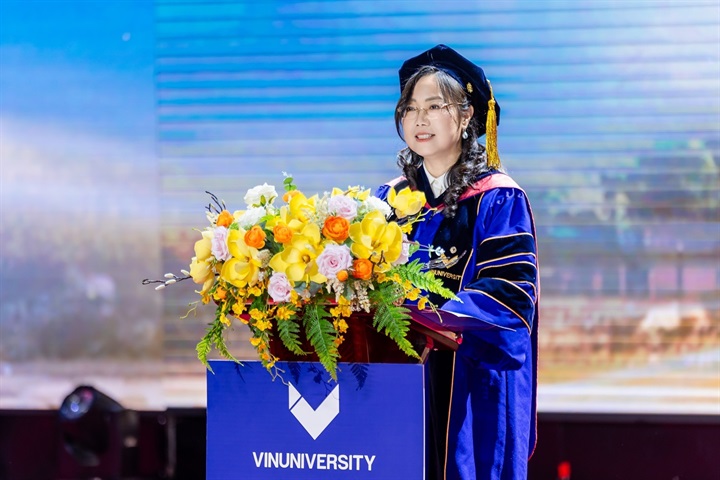 TS Lê Mai Lan, Phó Chủ tịch Tập đoàn Vingroup, Chủ tịch Hội đồng Trường Đại học VinUni, công bố slogan mới “Where the Future Rises – Nơi khởi nguồn tương lai” tại Lễ Khai giảng năm học 2026–2027. Nguồn ảnh VinUni