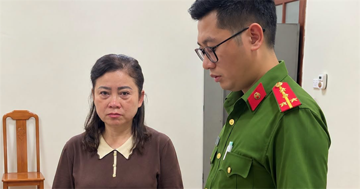 Cơ quan Cảnh sát điều tra Công an tỉnh ra Quyết định khởi tố bị can, Lệnh bắt bị can để tạm giam đối với Lộc Thị Hồng về tội Nhận hối lộ. (Ảnh: Công an Lạng Sơn)