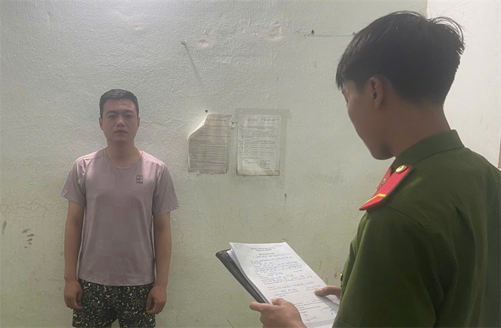 Cơ quan Cảnh sát điều tra Công an TP. Đà Nẵng tống đạt các quyết định đối với Nguyễn Hải Đăng. Ảnh: Công an Đà Nẵng