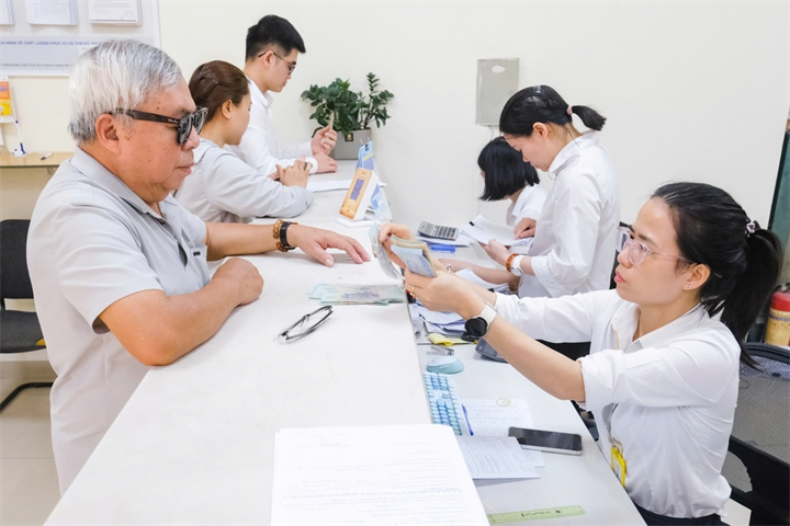 Người dân nhận lương hưu hằng tháng (Ảnh: Thu Hương)/Dân Trí
