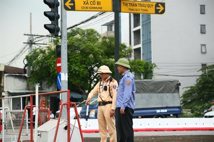 CSGT Hà Nội phối hợp ngành đường sắt kiểm tra an toàn tại khu vực đường ngang.