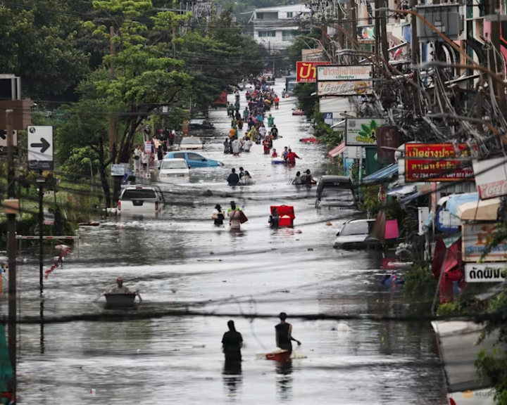 Nhiều tuyến đường ngập sâu như sông tại Bangkok ngày 27/9. Ảnh: Reuters