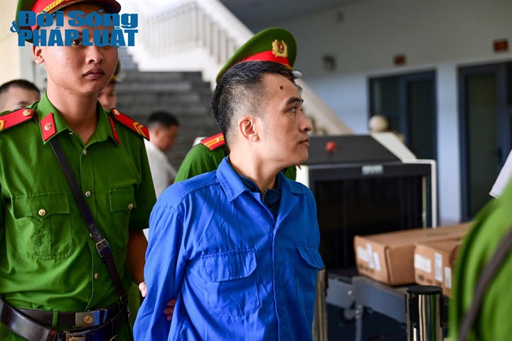 Cận cảnh các bị cáo được đưa đến tòa.