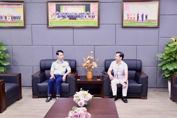 Phó Chi cục trưởng Chi cục QLTT thành phố Hà Nội Kiều Đình Cảnh (bên trái) trao đổi với PGS.TS Vũ Văn Giáp, Phó Giám đốc Bệnh viện Bạch Mai tại buổi làm việc. Ảnh: QLTTHN